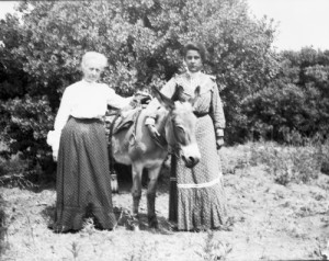 86_15900-227 Theda & Mrs. Barrett July 1906